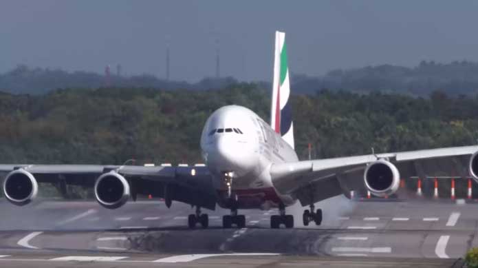 Atterrissage spectaculaire d'un A380 en pleine tempête