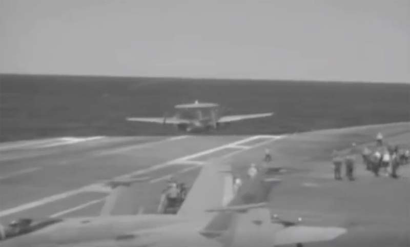 The arresting cable snaps during the Hawkeye's landing: the plane plunged off the edge