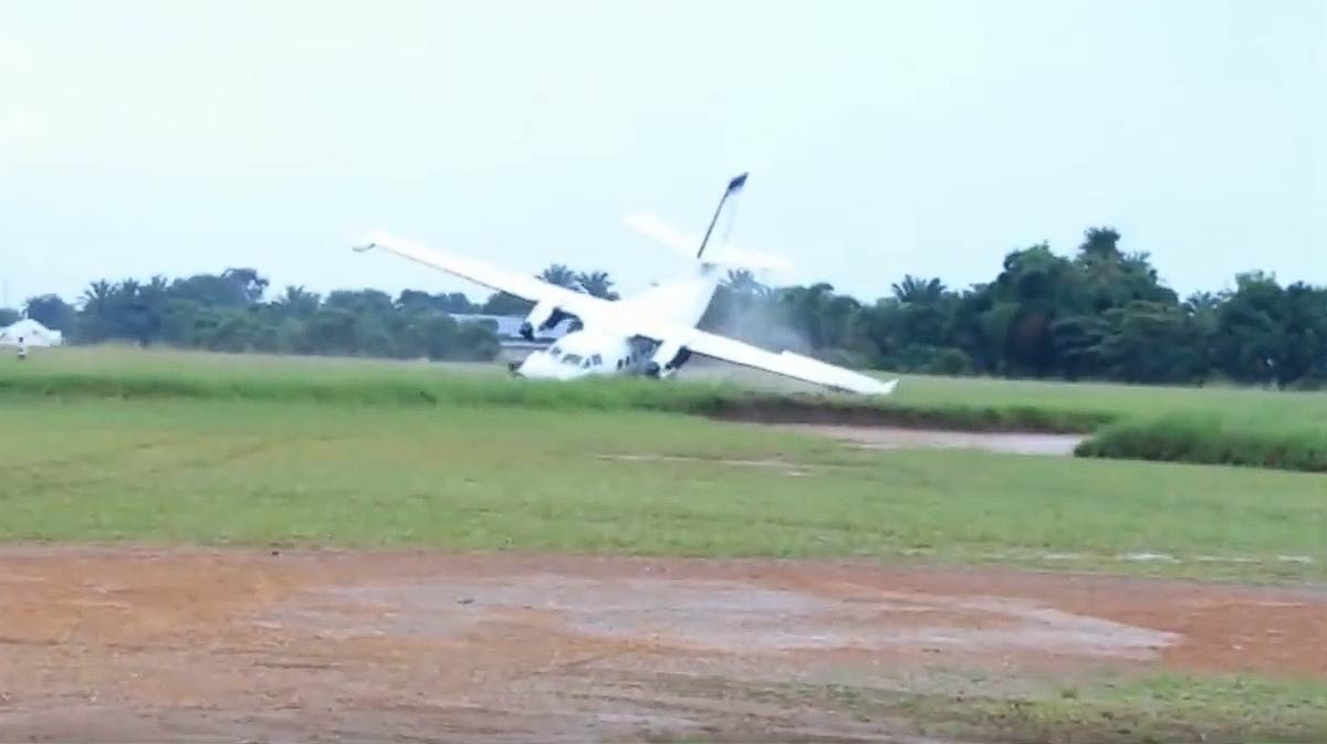 Atterrissage chaotique d'un Let 410 sur une piste couverte de boue