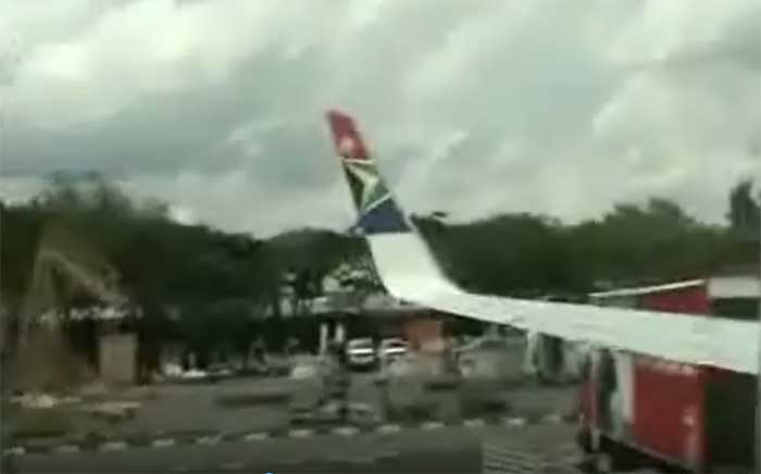 The Boeing 737 wing hits a truck