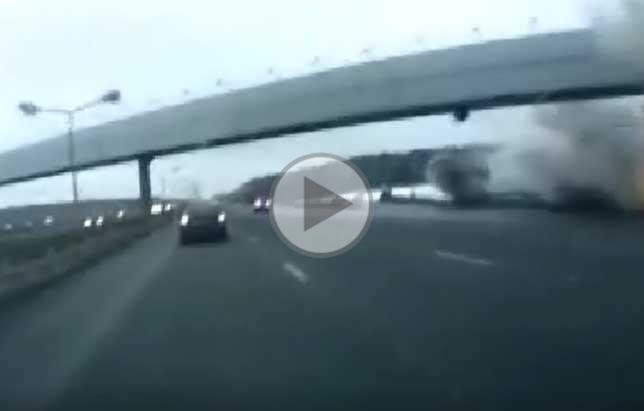 Le Tupolev TU-204 s'écrase sur une autoroute en Russie et percute une voiture