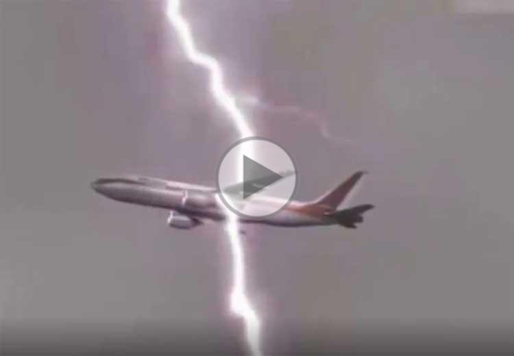 Impacts de foudre impressionnants sur des avions