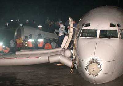 Photos du crash du Boeing 737 de Garuda Indonesia