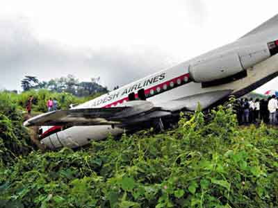 Photos du crash du Fokker F-28  de Biman Bangladesh