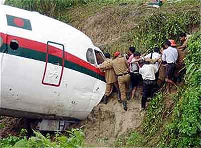 Photos du crash du Fokker F-28  de Biman Bangladesh