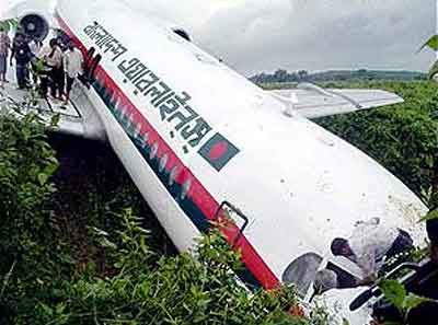 Photos du crash du Fokker F-28  de Biman Bangladesh
