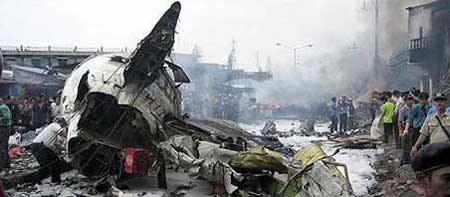 Photos du crash du Boeing 737 de Mandala Airlines