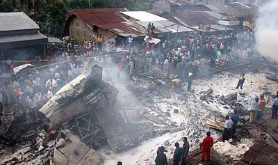 Photos du crash du Boeing 737 de Mandala Airlines