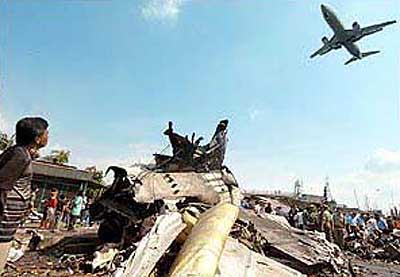 Photos du crash du Boeing 737 de Mandala Airlines