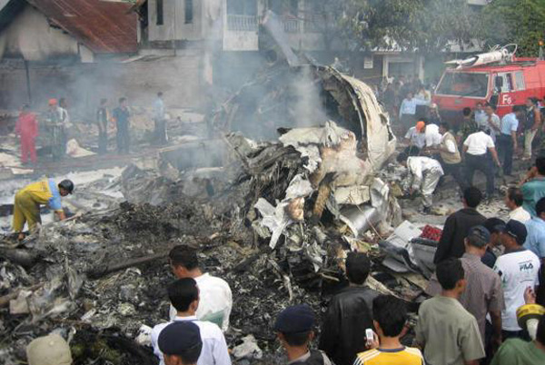 Photos du crash du Boeing 737 de Mandala Airlines
