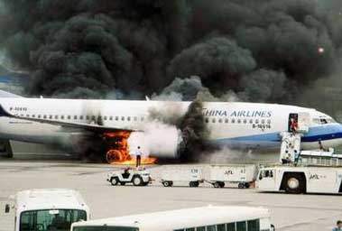 Photos du crash du Boeing 737 de China Airlines