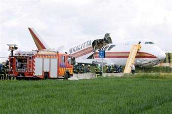 Photos du crash du Boeing 747 cargo de Kalitta Air