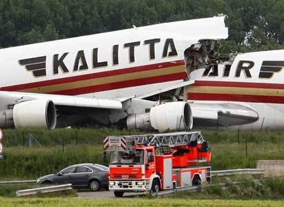 Photos du crash du Boeing 747 cargo de Kalitta Air