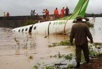 Photos du crash de l'Embraer 110P1 de Manaus Aerotáxi