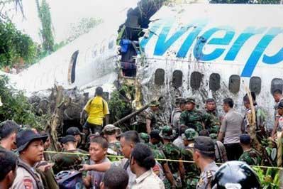 Photos du crash du Boeing 737 de Merpati Nusantara Airlines