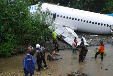 Photos du crash du Boeing 737 de Merpati Nusantara Airlines