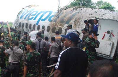 Photos du crash du Boeing 737 de Merpati Nusantara Airlines