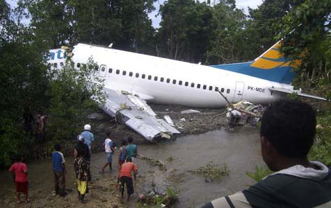 Photos du crash du Boeing 737 de Merpati Nusantara Airlines