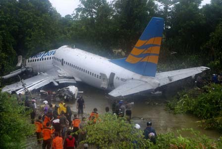 Photos du crash du Boeing 737 de Merpati Nusantara Airlines