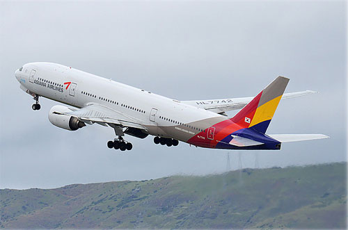 Aircraft similar to the one which crashed (Boeing 777-28EER)