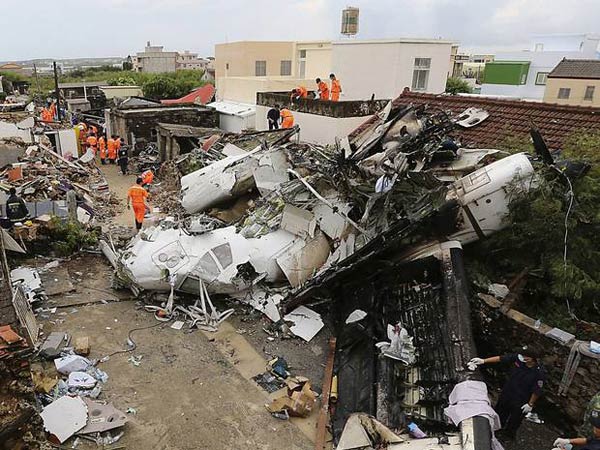 TransAsia Airways ATR 72-500 plane crash - Makung, Taiwan