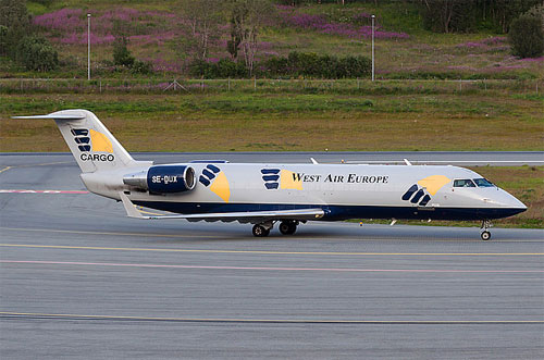 Aircraft similar to the one which crashed (Canadair CRJ-200PF)