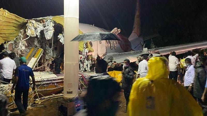 Photos du crash du Boeing 737 d'Air India Express