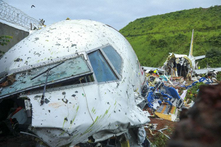 Photos du crash du Boeing 737 d'Air India Express