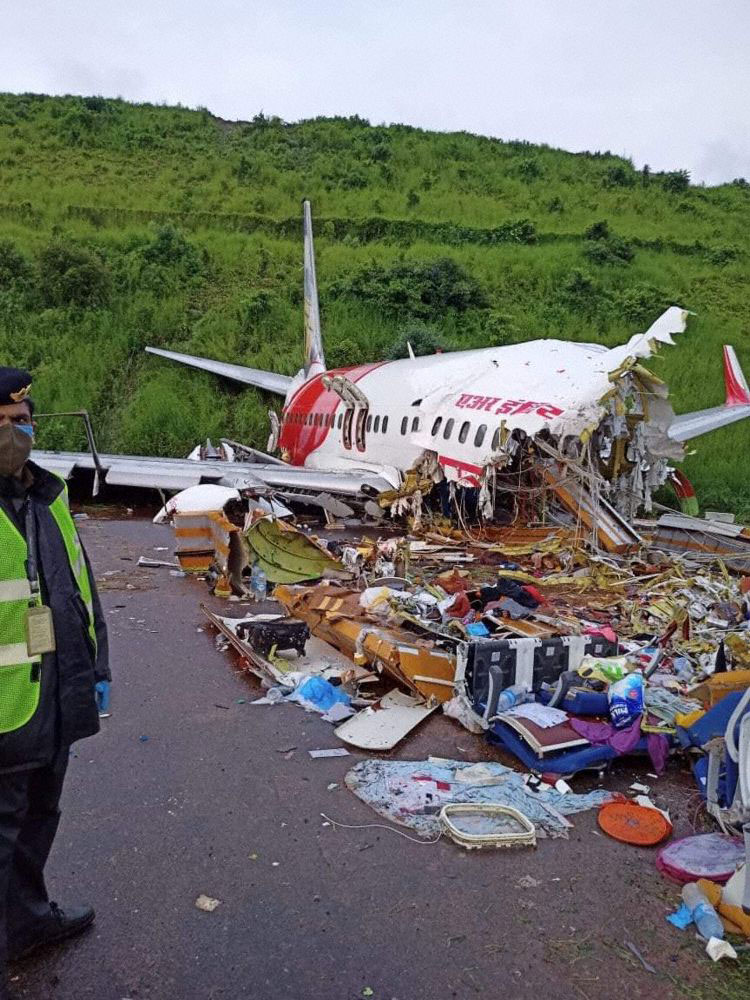 Photos du crash du Boeing 737 d'Air India Express