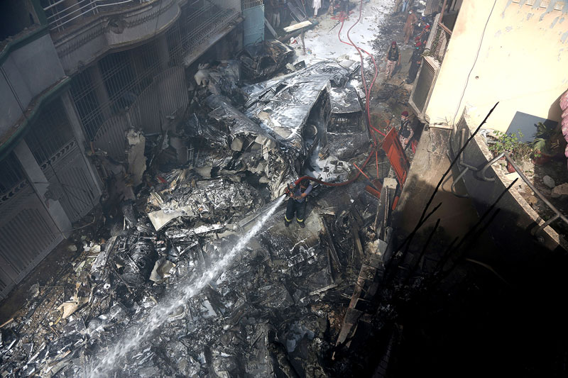 Photos du crash de l'Airbus A320 de Pakistan International Airlines