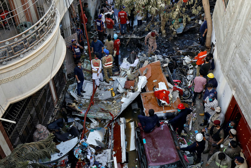 Photos du crash de l'Airbus A320 de Pakistan International Airlines