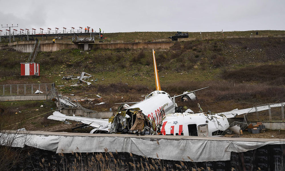 Pegasus Airlines Boeing 737-86J plane crash - Istanbul, Turkey