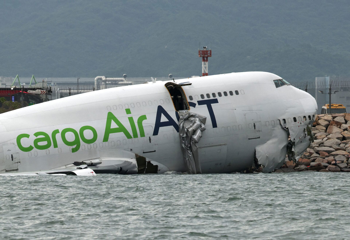 Photo 1 of 6 : ACT Airlines Boeing 747-481F plane crash - Hong Kong, China
