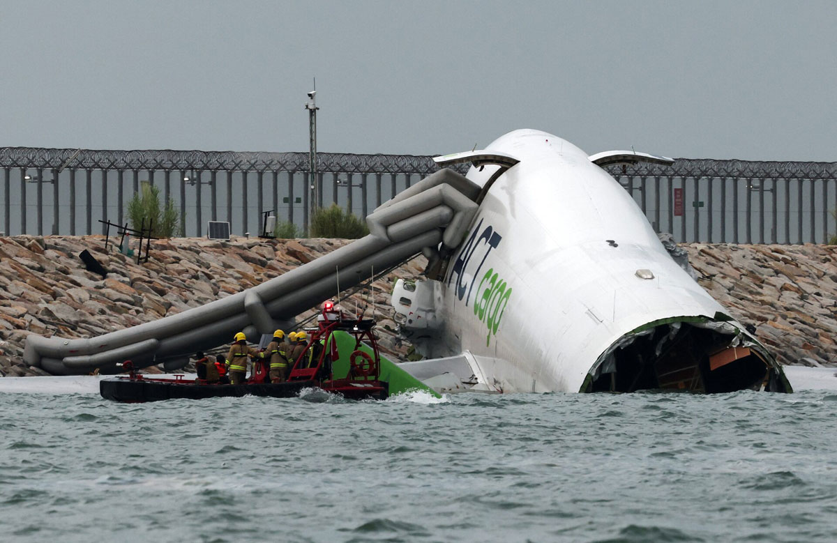 Photo 2 of 6 : ACT Airlines Boeing 747-481F plane crash - Hong Kong, China