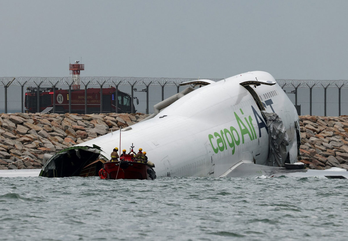 Photo 3 of 6 : ACT Airlines Boeing 747-481F plane crash - Hong Kong, China