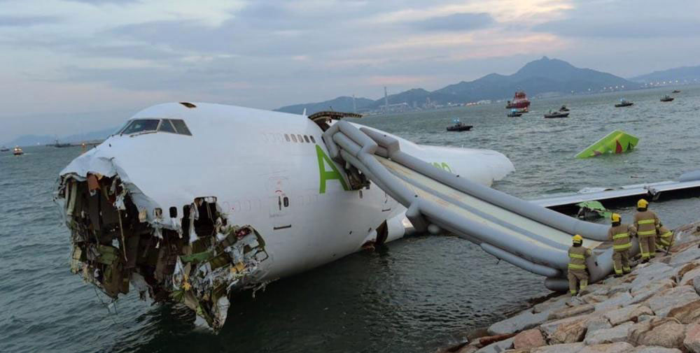 Photo 4 of 6 : ACT Airlines Boeing 747-481F plane crash - Hong Kong, China