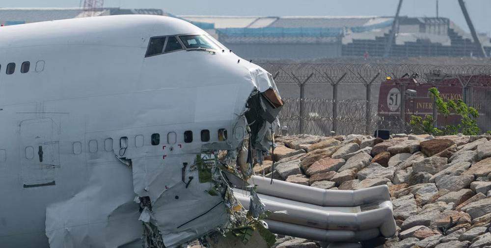 Photo 5 of 6 : ACT Airlines Boeing 747-481F plane crash - Hong Kong, China