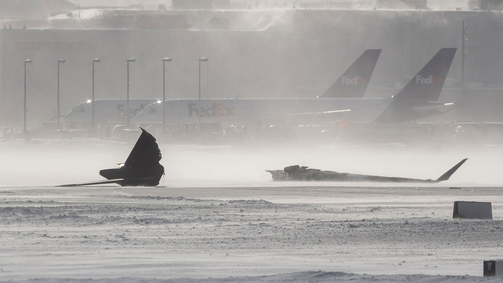 Photos du crash du Canadair CRJ-900LR de Delta Connection