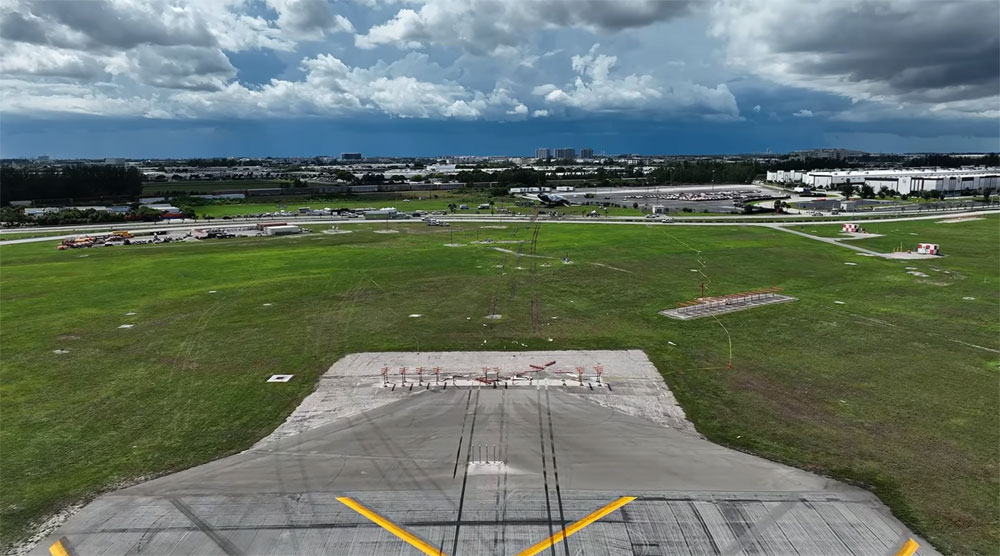 Photo 3 of 7 : Amazon Prime Boeing 767-300F plane crash - Miami, Florida, USA