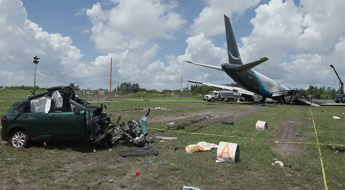 Photo 4 of 7 : Amazon Prime Boeing 767-300F plane crash - Miami, Florida, USA