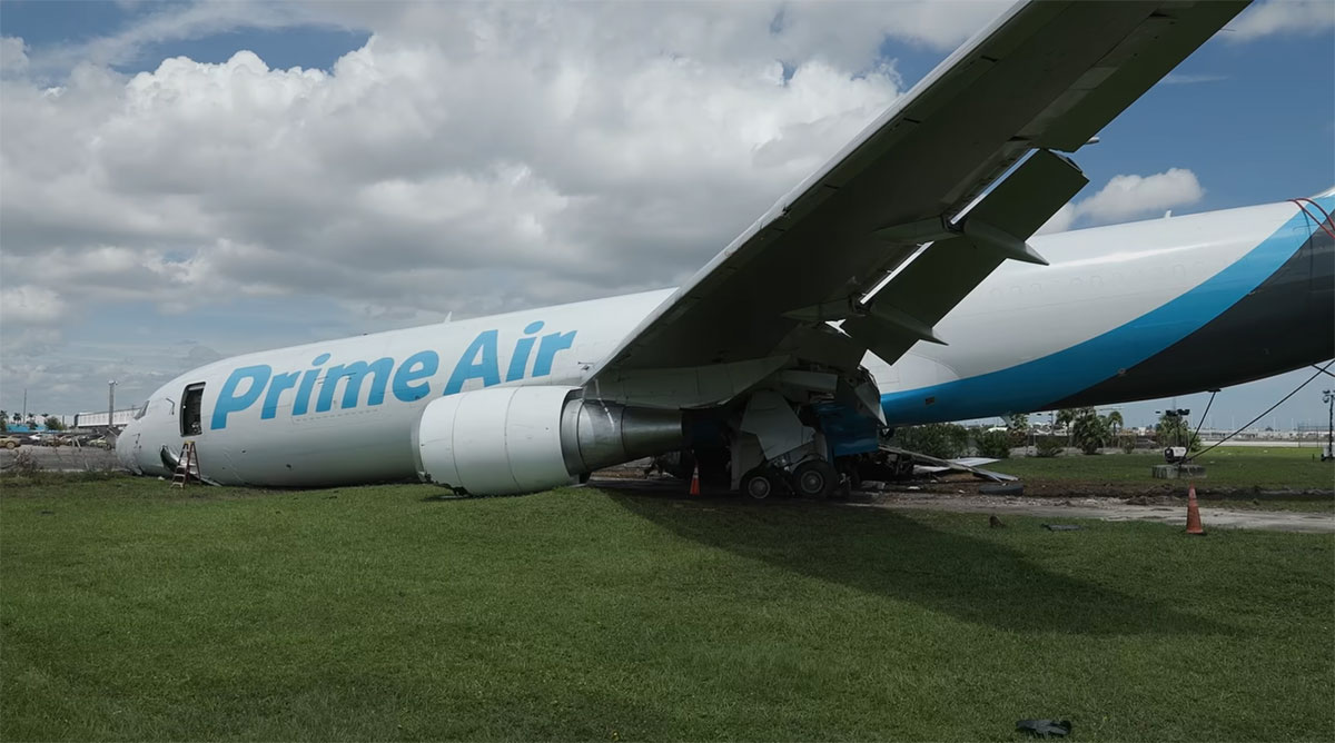 Photo 6 of 7 : Amazon Prime Boeing 767-300F plane crash - Miami, Florida, USA
