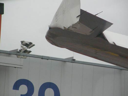Les dommages sont visibles sur le bout d'aile gauche de l'A320 de Lufthansa