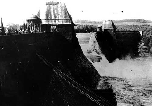 Barrage allemand détruit après le raid des Dambusters Barrage allemand détruit après le raid des Dambusters