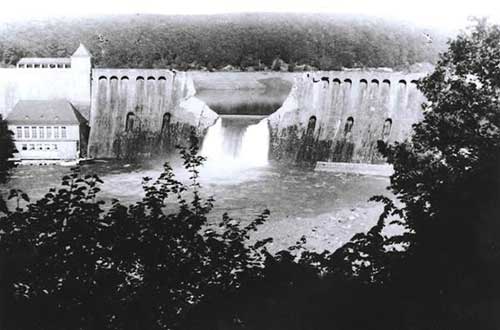 Barrage allemand détruit après le raid des Dambusters Barrage allemand détruit après le raid des Dambusters