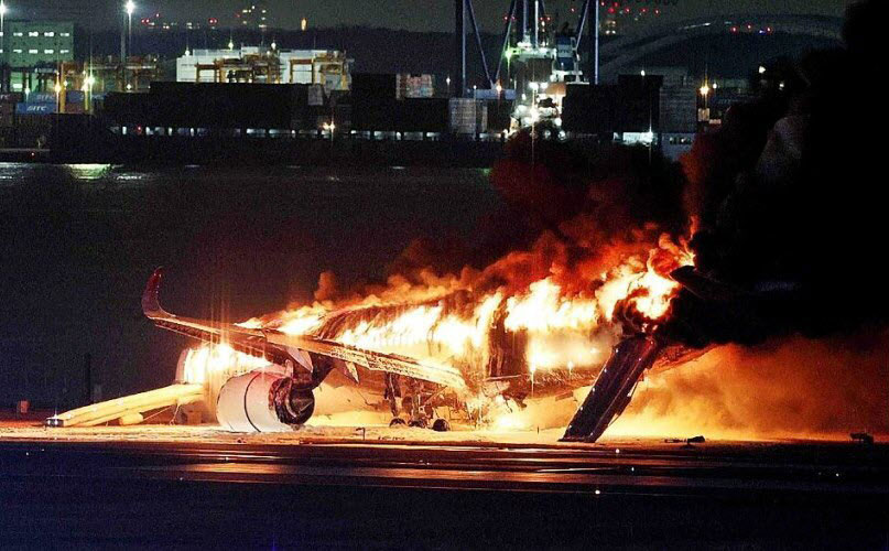 Crashed aircraft after disaster on snowy land under sky · Free