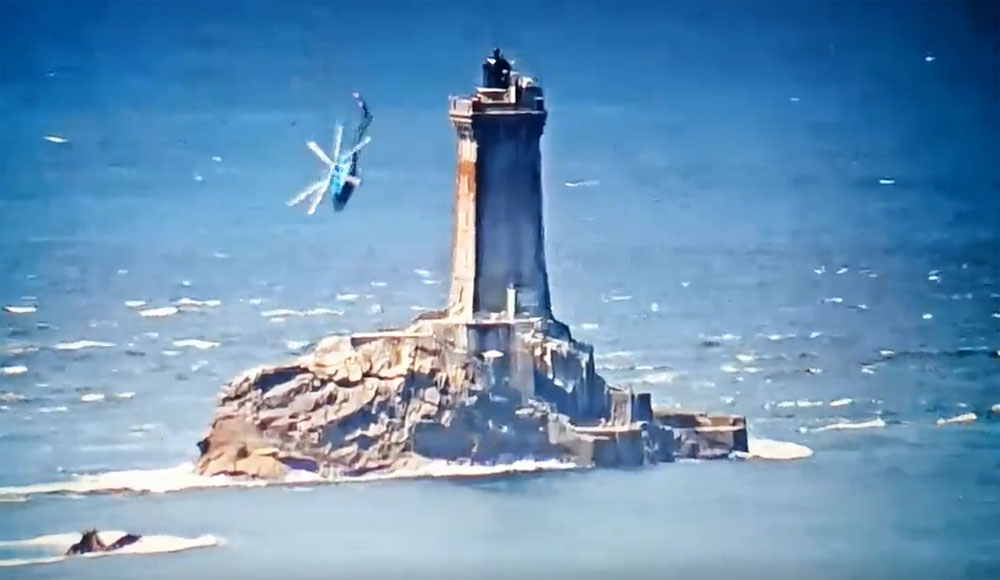Ecureuil helicopter almost crashes into the sea, off the Pointe du Raz, France