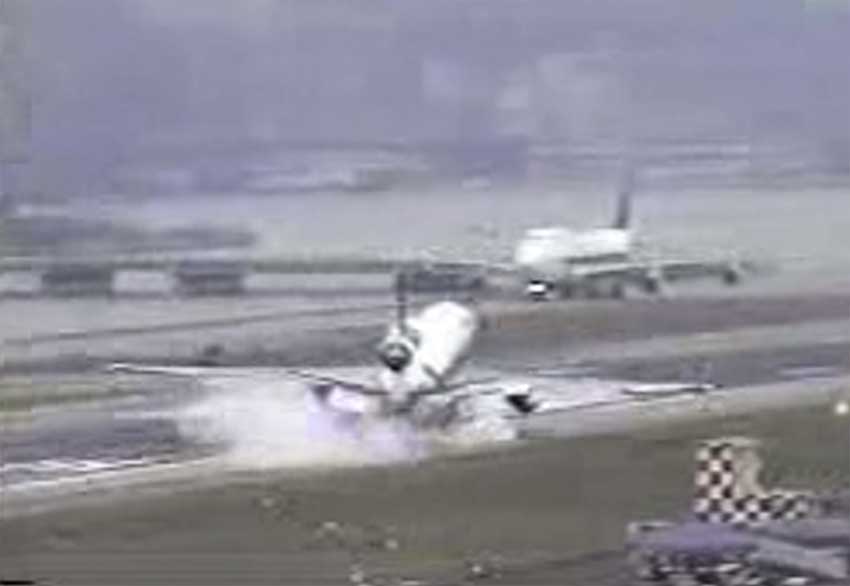 Strong cross wind - The MD11 lands off runway