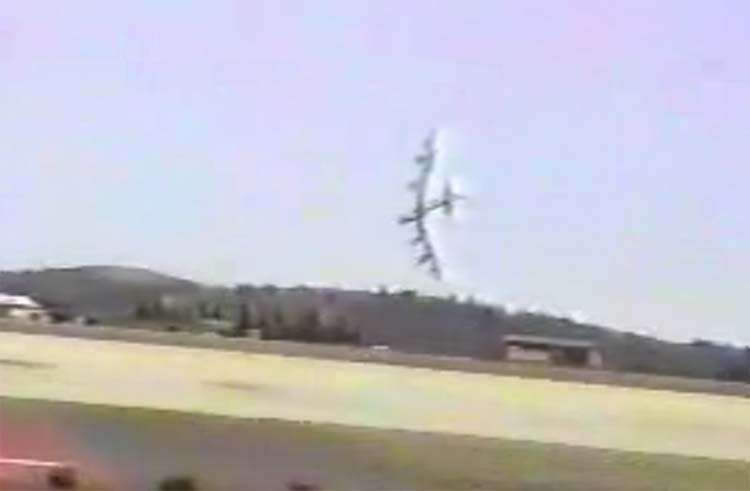 B52 steep turn and crash on Fairchild Air Force Base in USA