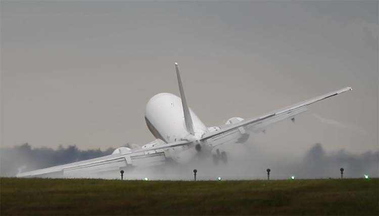 Strong cross-winds nearly led to a disastrous Boeing 737 landing