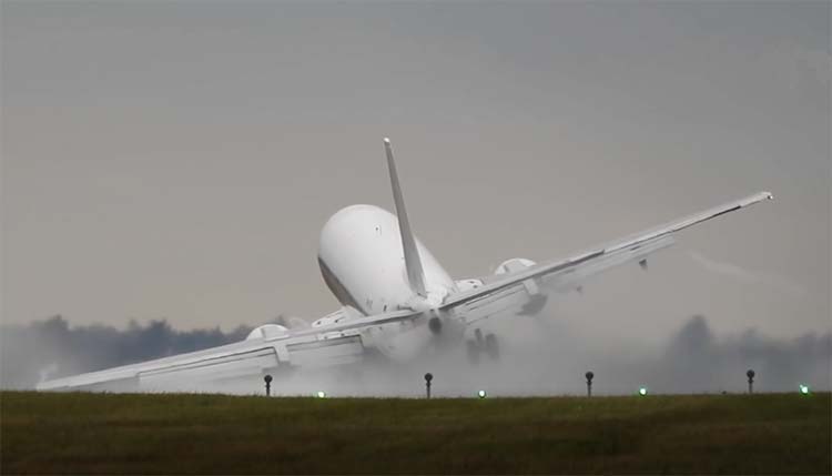 Atterrissage mouvementé d'un Boeing 737 par forts vents de travers